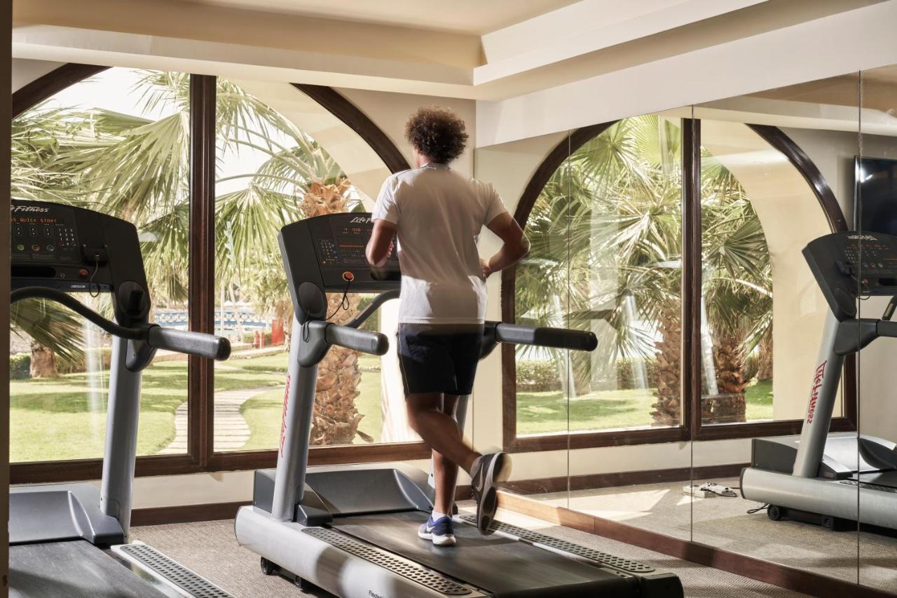 アル ファナル ホテル アンド レジデンシズ サラーラ エクステリア 写真 A treadmill in use