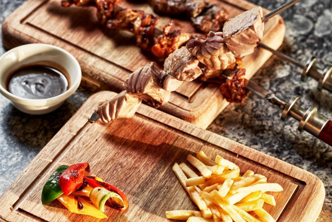 アル ファナル ホテル アンド レジデンシズ サラーラ エクステリア 写真 A wooden cutting board