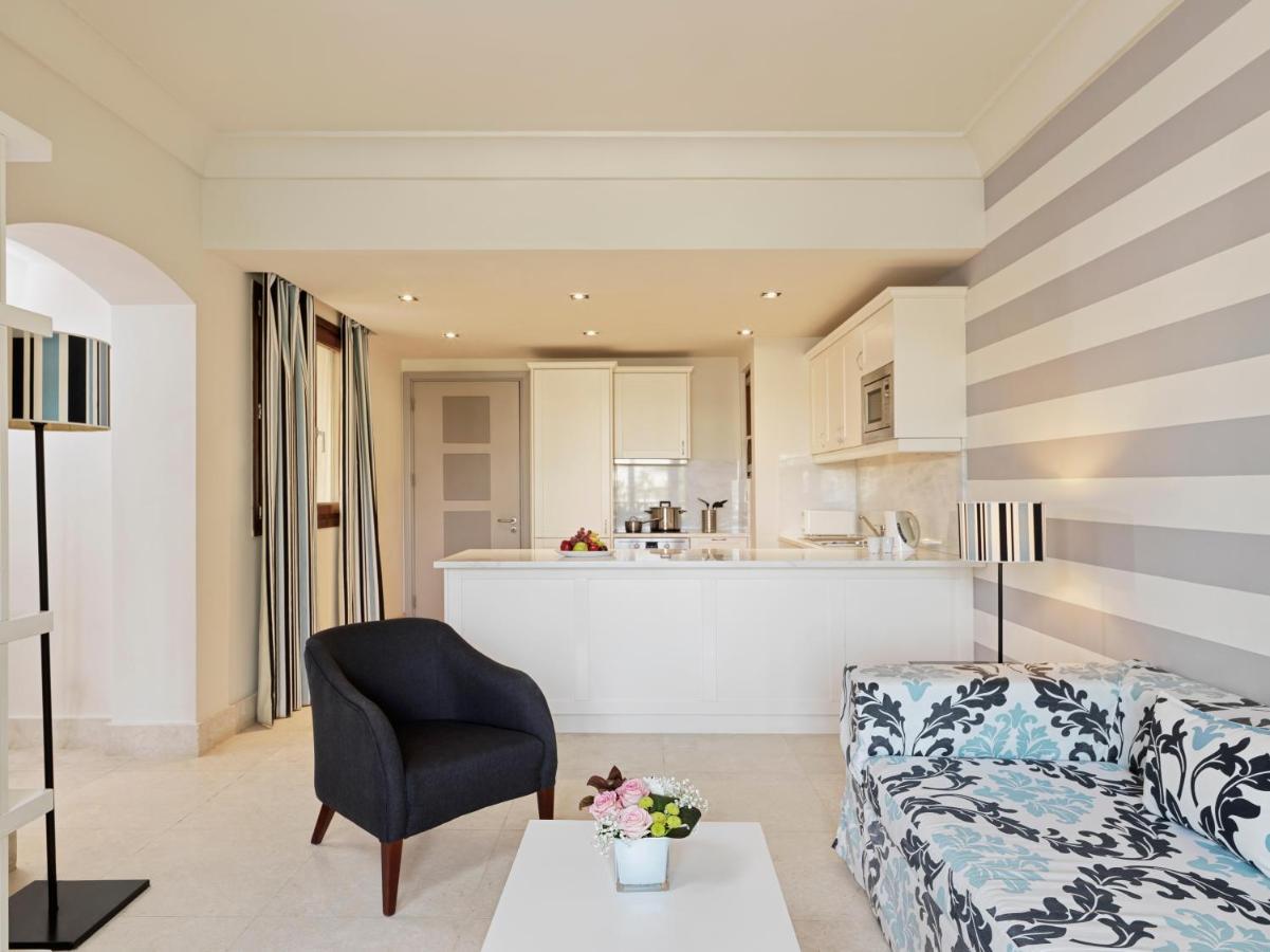 アル ファナル ホテル アンド レジデンシズ サラーラ エクステリア 写真 A typical apartment at the complex