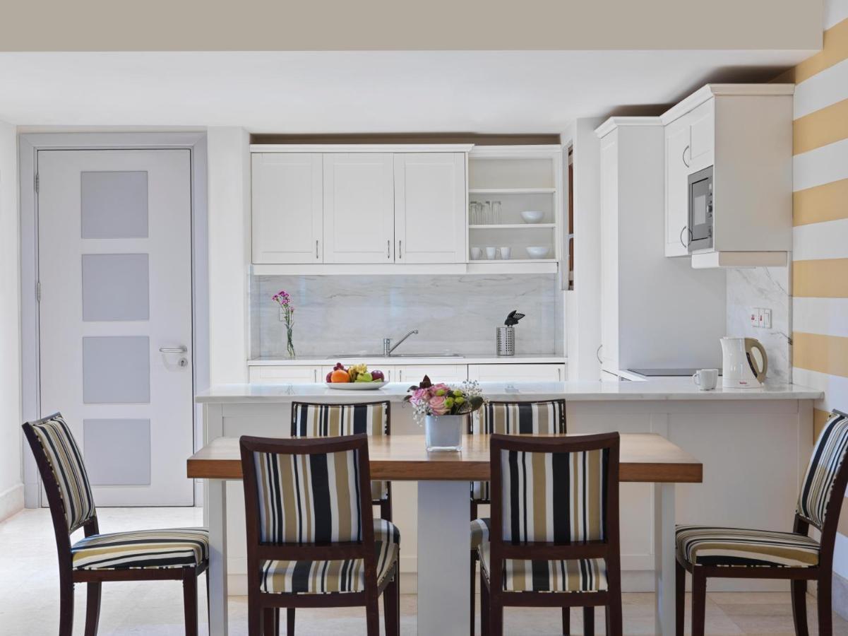 アル ファナル ホテル アンド レジデンシズ サラーラ エクステリア 写真 A modern kitchen