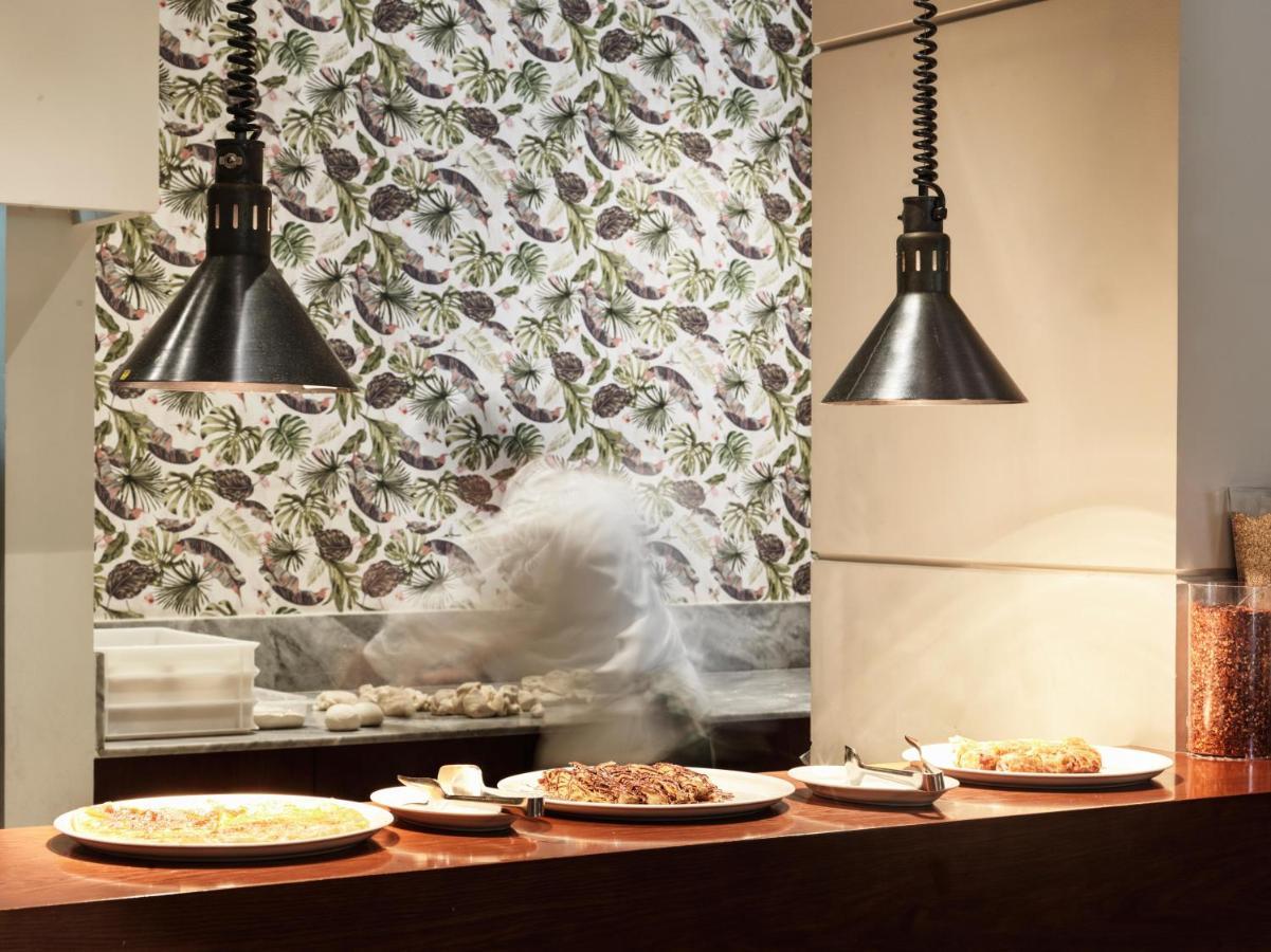 アル ファナル ホテル アンド レジデンシズ サラーラ エクステリア 写真 Open kitchen at a restaurant