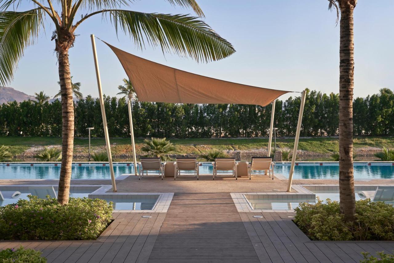 アル ファナル ホテル アンド レジデンシズ サラーラ エクステリア 写真 The swimming pool at the Four Seasons Hotel, The Palm, Dubai