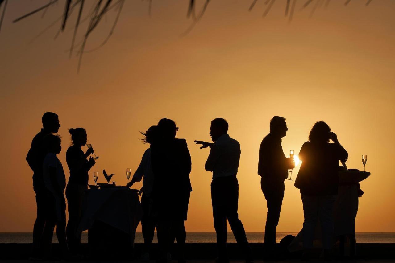 アル ファナル ホテル アンド レジデンシズ サラーラ エクステリア 写真 Sunset at the beach