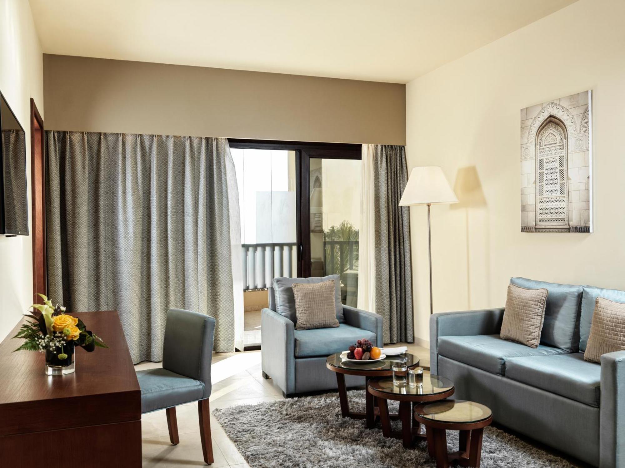 アル ファナル ホテル アンド レジデンシズ サラーラ エクステリア 写真 A living room at the Taj Bengal