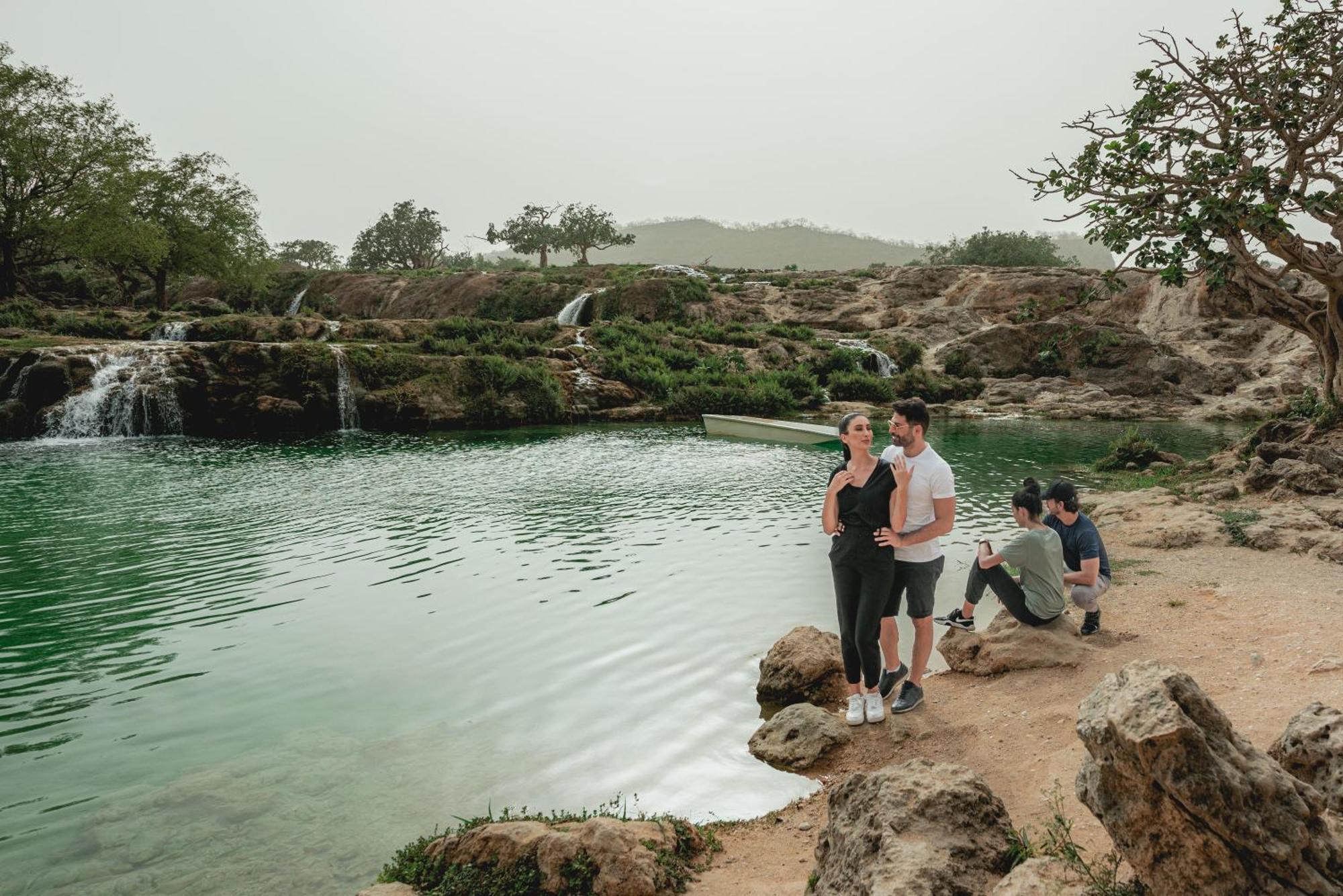アル ファナル ホテル アンド レジデンシズ サラーラ エクステリア 写真 Tourists at the Al-Qaraa waterfall